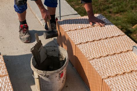 Cement a tehly na stavenisku