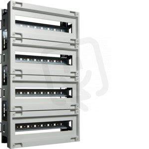 Detail interiéru 72-modulového rozvádzača s DIN lištami a svorkovnicami