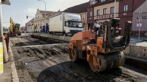 Bager Dneper pri hĺbení odpadového kanála na úseku Palkovičovo