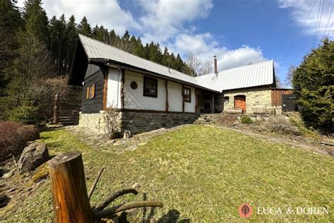 Drevená chata pred a po rekonštrukcii