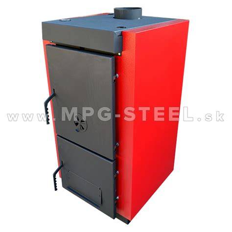Servisný technik kontroluje kotol na drevo