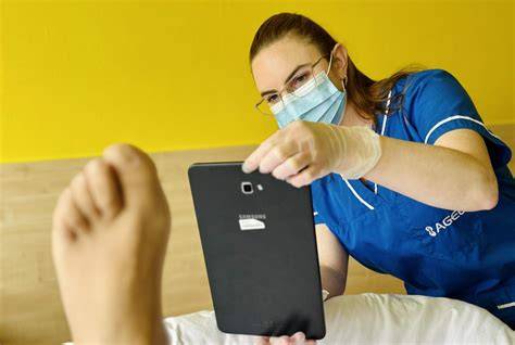 Sestra pomáha seniorovi s rehabilitáciou
