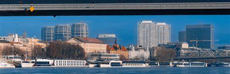 Mestská panoráma s vegetačnými strechami