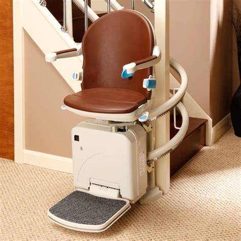 Minivator 2000 na atypicky točenom schodisku