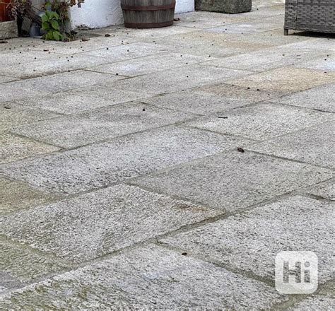 Kamenná dlažba s podlahovým kúrením v moderne zariadenej obývacej izbe