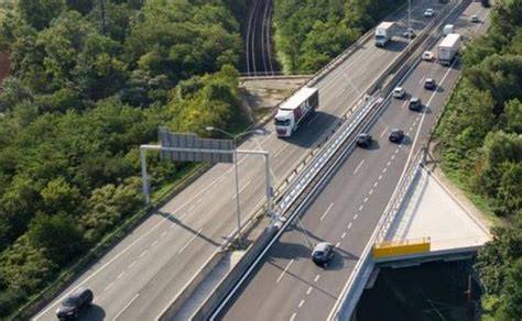 Dopravné zdržania a zúžené jazdné pruhy na Bajkalskej ulici počas rekonštrukcie