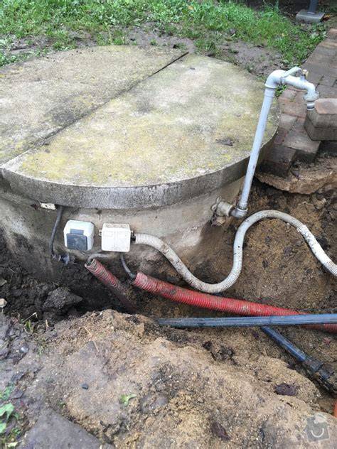 Proces uloženia elektrického kábla od domu k studni