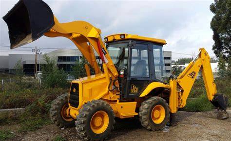 JCB 2CX s hydraulickým kladivom v akcii