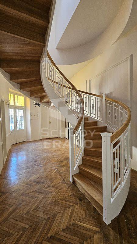 Elegantné schodisko s dekoratívnou stenou