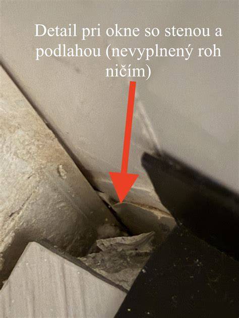 Dilatačná škára pod vinylovou podlahou pri stene