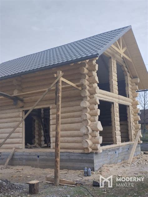 Zrubový dom vo fáze výstavby