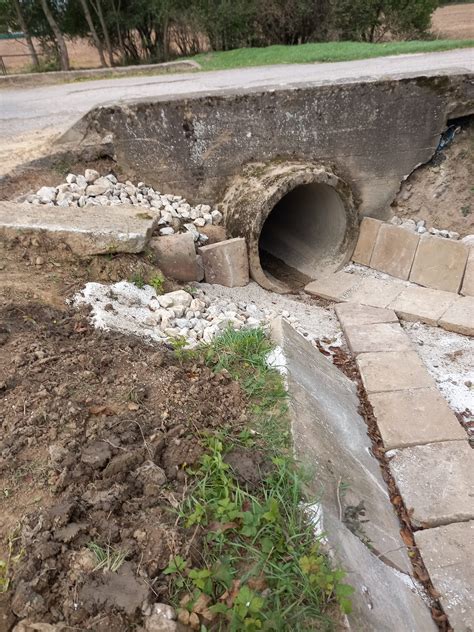 inštalácia odvodňovacieho žľabu v exteriéri