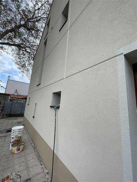 Hotová fasáda zateplená Baumit systémom s farebnou silikónovou omietkou
