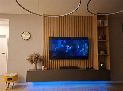 detail kamenného obkladu na stene za televízorom