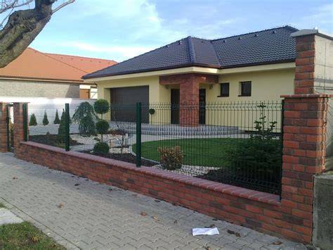 Tehlový plot s kovovou výplňou