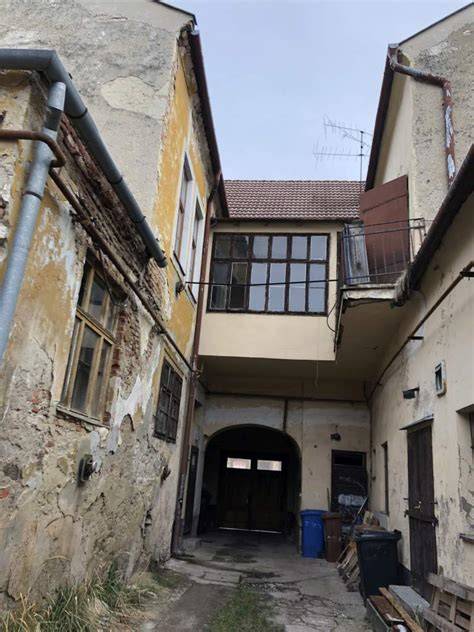 Historická fasáda domu na Štúrovej ulici pred rekonštrukciou