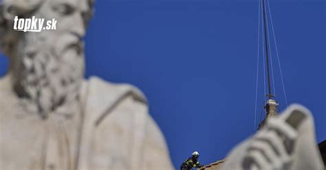 Komín na streche Sixtínskej kaplnky počas konkláve