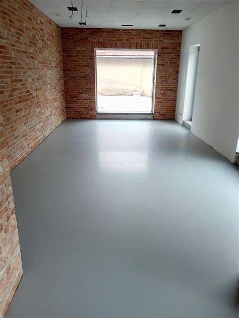 ukážka hladkého povrchu modernej liatej podlahy v obývacom priestore
