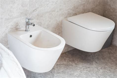 Moderné závesné WC v kúpeľni