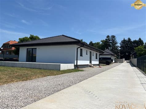 Moderný bungalov s bielou fasádou a strešnými oknami