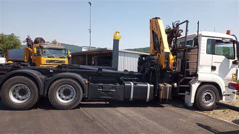 Vozidlo s hydraulickou rukou pre dopravu stavebných materiálov