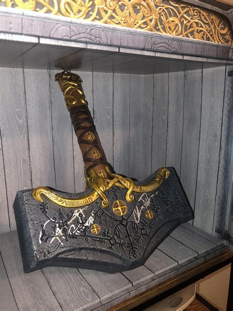 umelecké zobrazenie Thorovho kladiva Mjolnir v severskom štýle