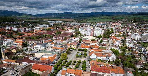 Panoramatický pohľad na Dolný Kubín s dominantnými sakrálnymi stavbami