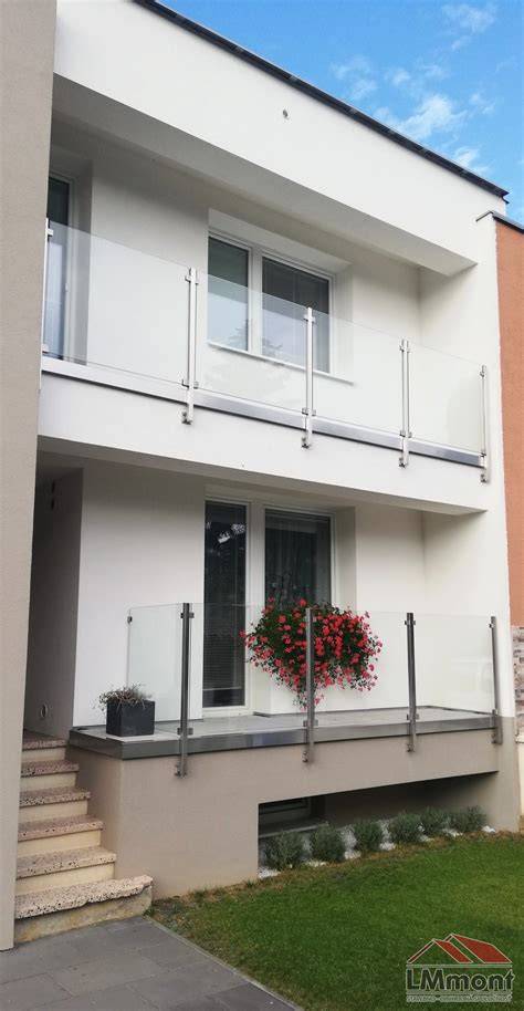 Antikorové zábradlie so sklenenou výplňou na balkóne