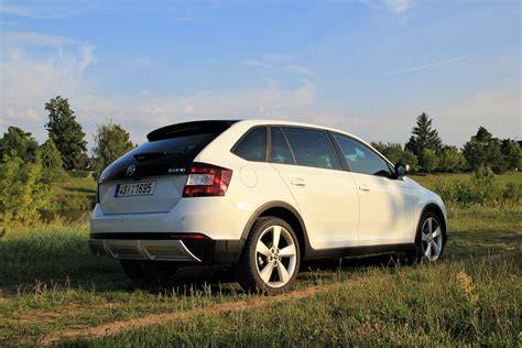 Škoda Rapid ScoutLine s panoramatickou čiernou strechou