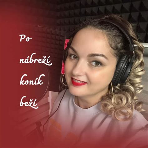 Fotografia Gabriely Heclovej so slúchadlami v štúdiu