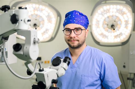 Tím profesionálov pracuje na streche