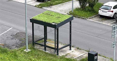 Zelené strechy autobusových prístreškov v Žiari nad Hronom