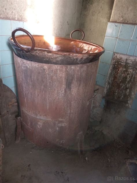 Tradičný medený kotol nad ohňom na varenie lekváru