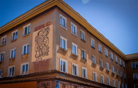 Sgraffito Herty Victorin Ondrušovej na fasáde gymnázia pred obnovou