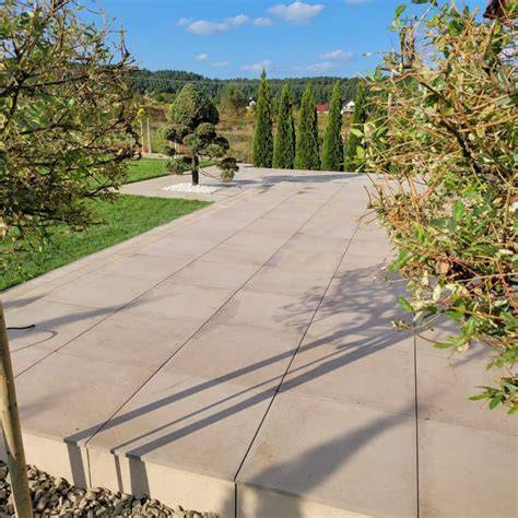 Príklady použitia gresovej 2 cm dlažby v exteriéri