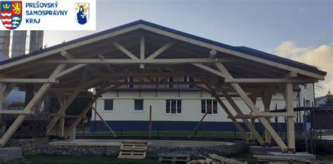 Zastrešenie exteriérového schodiska plechovou konštrukciou pri priemyselnej hale