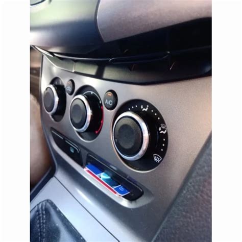 Detail ovládacích prvkov klimatizácie Fiat Marea