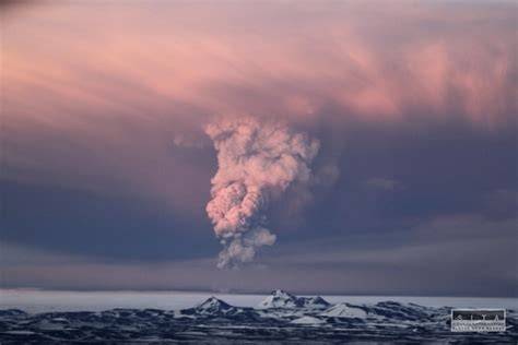 Sopka Grimsvötn pod ľadovcom Vatnajökull počas erupcie
