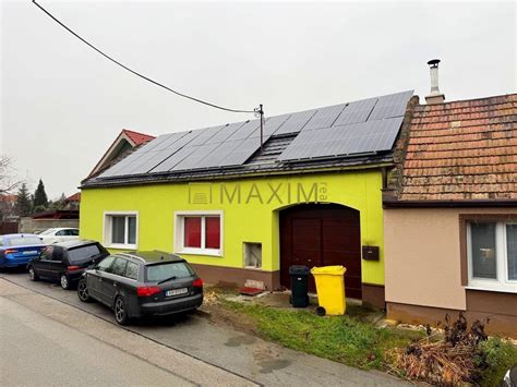 Rodinný dom s fotovoltickými panelmi na streche v Prešove