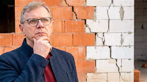 Rôzne typy stavebných materiálov (tehly, pórobetón) a ich štruktúra