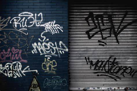 Ilustrácia ochrany fasády pred graffiti náterom