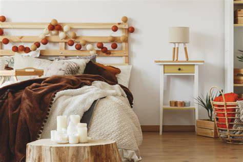 Hygge interiér s dekami, vankúšmi a sviečkami