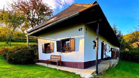 Zrekonštruovaná chalupa na turanských kopaniciach s valbovou strechou