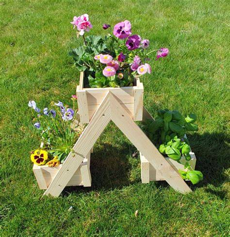 Rôzne typy drevených kvetináčov