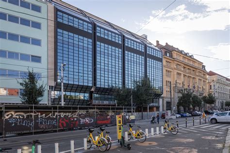 Pohľad na novú strechu a vonkajšiu fasádu Humenského kaštieľa