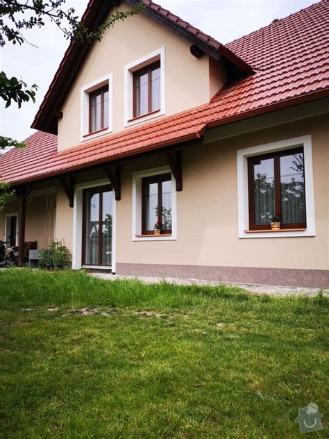 Estetická fasáda rodinného domu so škrabanou omietkou
