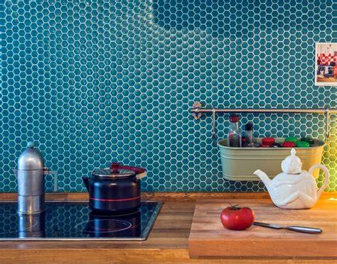 Vizualizácia zelenej hexagonálnej keramickej mozaiky AFH23500 v kuchyni