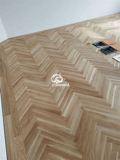Vzor rybia kosť (herringbone) na vinylovej podlahe