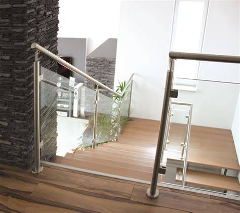 Porovnanie: Elegancia kovaného a minimalizmus moderného zábradlia
