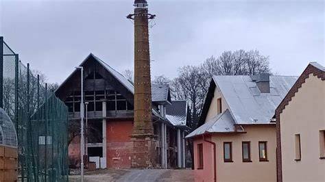 Zachovalý historický tehlový komín